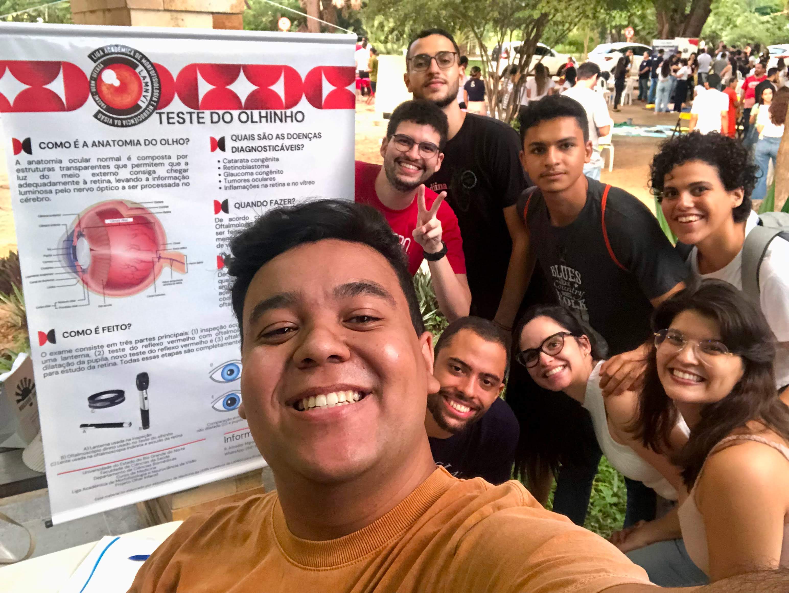Equipe da LAMNVI no Parque Municipal ao lado do banner informativo