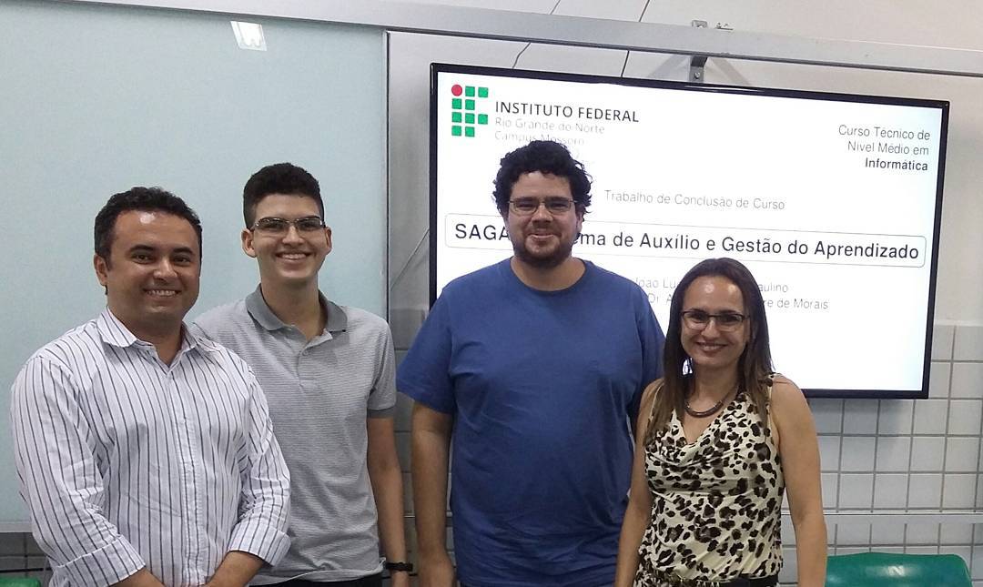 Foto com banca avaliadora após a defesa e aprovação