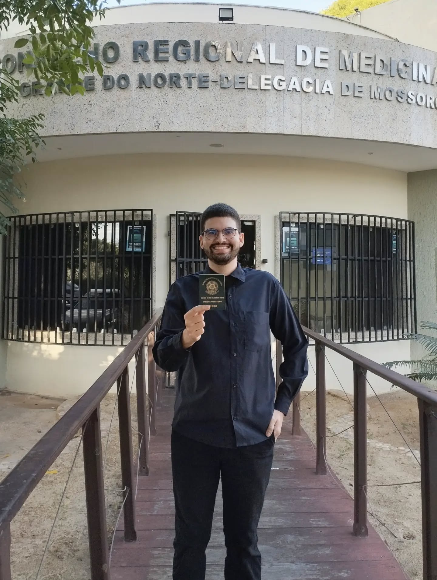 Fotografia com carteira profissional na sede do CREMERN em Mossoró